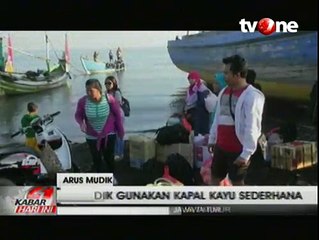 Warga di Situbondo Mudik dengan Perahu Kayu
