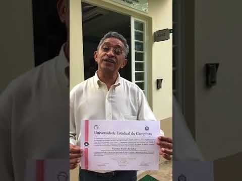 Vicentinho comemora seu diploma de pós-graduação. Parabéns!