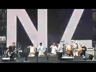 Nação Zumbi canta Lula Livre com o público em Curitiba