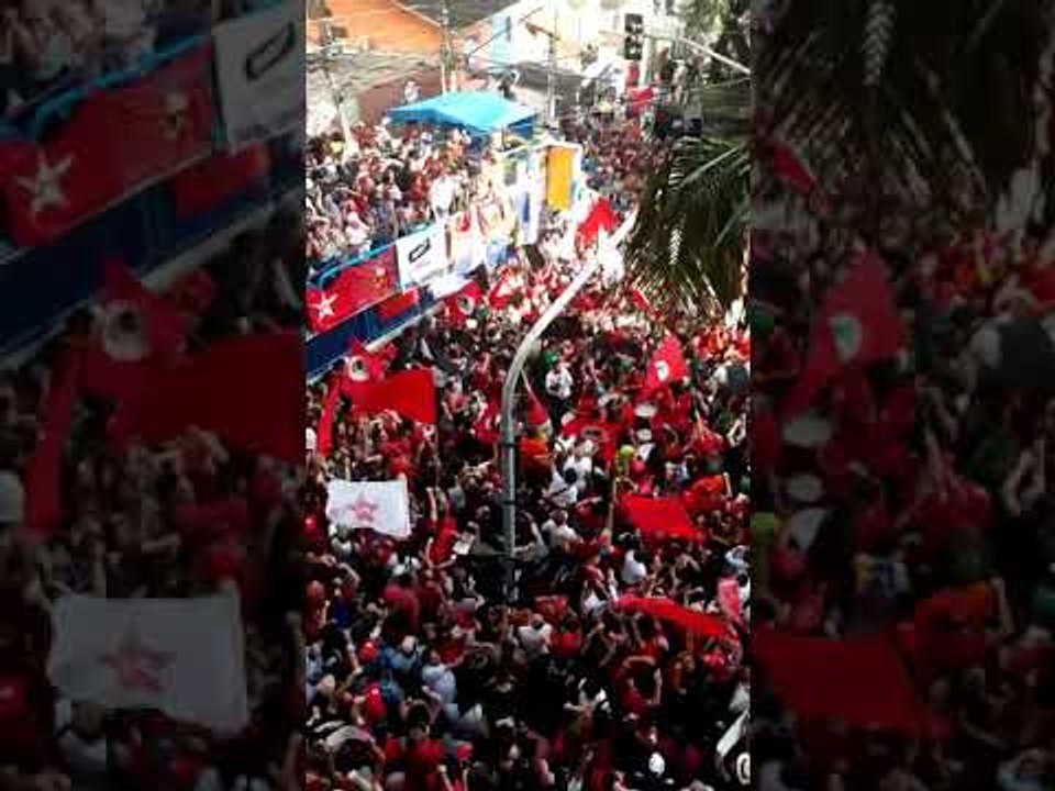 "Não tem arrego, não tem arrego, não tem arrego", grita multidão diante de Lula