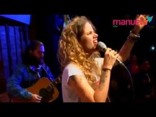 Ana Cañas canta Velha Roupa Colorida e diz: 1964 nunca mais!