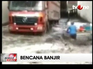 Detik-detik Motor dan Truk Terseret Banjir di China