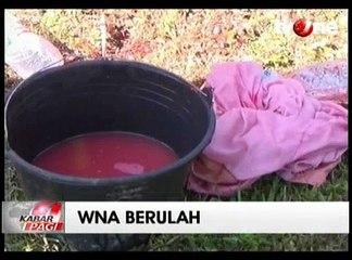 Turis Asal Cekoslovakia Kotori Tugu Yogyakarta dengan Cat Merah