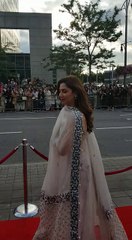 Fans go crazy as they spot Mahira Khan in Toronto