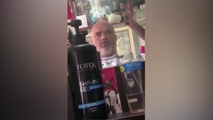 Ora News - Rama tek berberi dhe një bisedë e shkurtër me adoleshentin nga Fieri