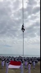 Viral, Anak SMP asal NTT ini Panjat Tiang Bendera untuk Kibarkan Merah Putih