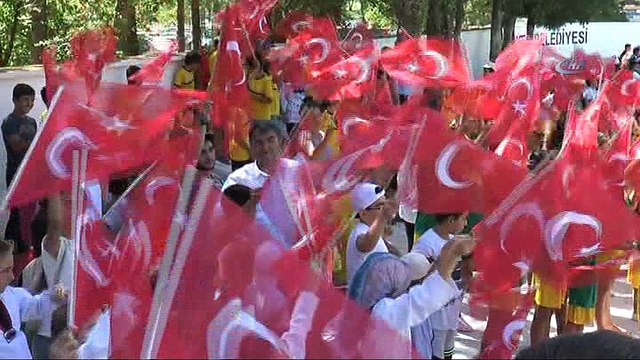 Yaz okulu öğrencileri şenlik havasında sertifikalarını aldı