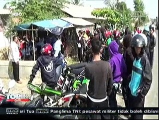 Tuntut THR, Buruh Unjuk Rasa Bakar Seragam