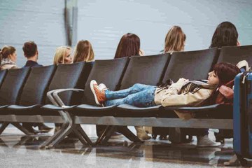 6 façons de survivre les longues attentes à l'aéroport