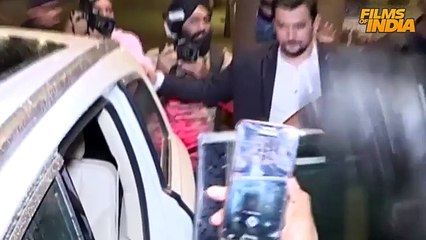 Priyanka Chopra's Boyfriend Nick Jonas Spotted At Mumbai Airport