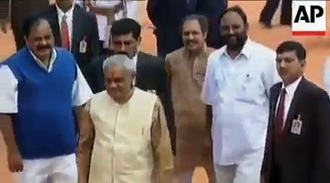 जिसने भी बनाया है उसको आभार भारत माँ का लाल अपनी भारत माता की गोद में समा जाने की अनंत यात्रा पे निकल चुका है, आपने इस मातृभूमि के लिए जो किया है, उसका भारतवर्ष और यहां के नागरिक सदैव ऋणी रहेंगे परमपूज्य अटल जी!! धन्यवाद कीजिये उनको अगर गांवों में पक्की