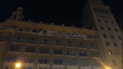 Despliegan una pancarta contra Felipe VI en Barcelona