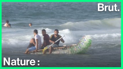 Un bateau fabriqué en bouteilles de plastique