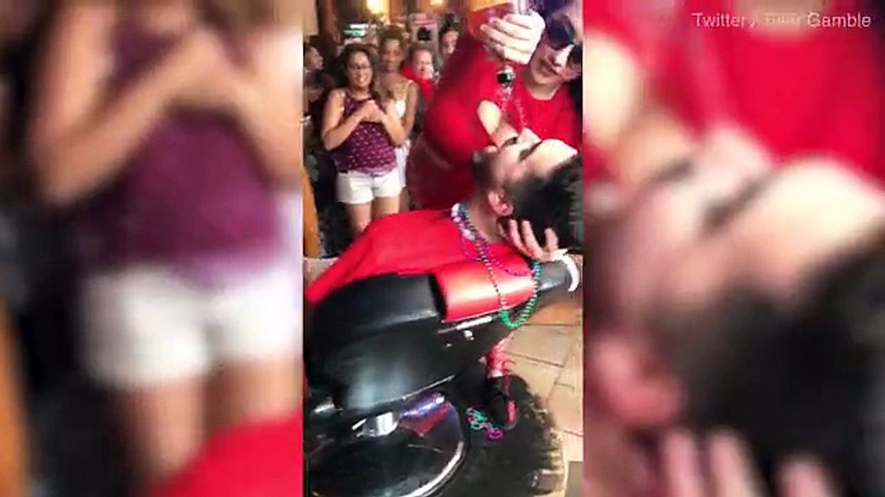 Barmaid esbofeteia espectadora que lhe tocou no rabo...