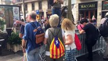 CDR colocan pegatinas independentistas en Barcelona