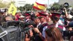 Catalanes protestando por la politización del homenaje a las víctimas