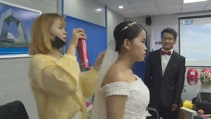 Çin'de Evli Çiftler Sevgililer Günü'nü Şantiyede Fotoğraf Çekerek Kutladı