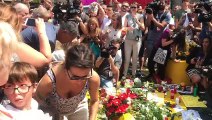 Pablo Casado realiza una ofrenda floral en el homenaje a las víctimas