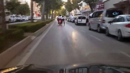 Patenle motosiklete tutundu, hem kendi canını tehlikeye attı, hem de başka sürücüleri