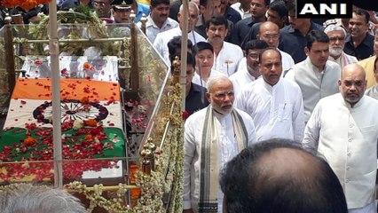 வாஜ்பாயின் இறுதி ஊர்வலத்தில் தொண்டர்களுடன் நடந்தே சென்ற மோடி- வீடியோ