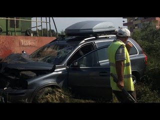 Ora News - Treni përplas makinën në Golem, shpëton mrekullisht familja 6 anëtarëshe