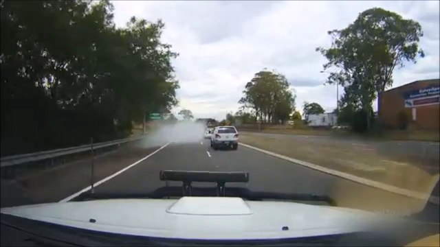 Une voiture disparait dans un nuage de fumée