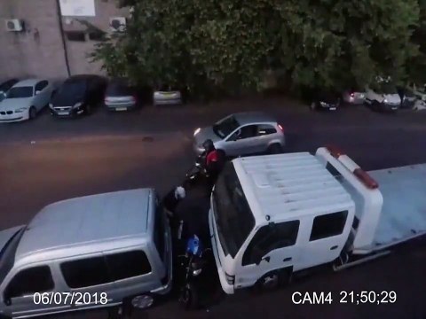 2 voleurs de moto vont passer un sale moment... Bien fait