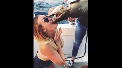 Elle choque les internautes en buvant de la bière à travers la gueule d'un poisson