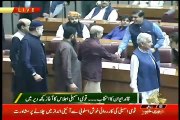 See What Imran Khan Did When Shahbaz Sharif Arrives in Assembly