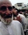 صوابی میں باریش بزرگ سے قومی پرچم چھیننے کی کوشش کی گئی، انہیں دھکے دیے گئے اور دھمکایا گیا - انہی بزرگ کا پیغام منظور کے غنڈوں کے نام - پاکستان زندہ باد 
