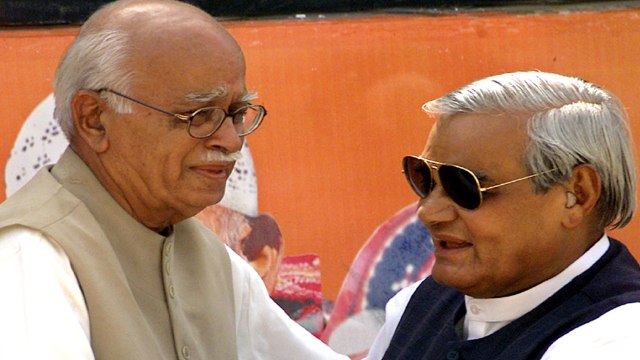 Atal Bihari Vajpayee को मृत्यु शैय्या पर देख गुमसुम दिखे LK Advani | वनइंडिया हिंदी