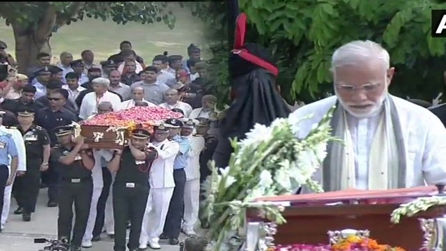 வாஜ்பாயின் இறுதி சடங்கில் அஞ்சலி செலுத்திய போது கண் கலங்கிய மோடி- வீடியோ