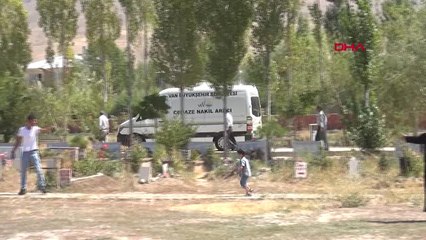 Van'daki Kazada Ölen 3 Kişilik Ailenin Cenazeleri Toprağa Verildi