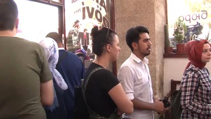 Yabancı Öğrencilerden Türk Lirasına Destek