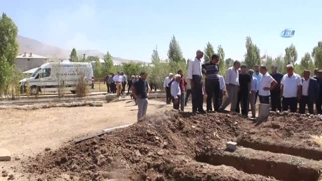 Van'daki Feci Kazada Hayatını Kaybeden Çift, Yan Yana Toprağa Verildi