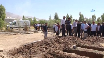 Van'daki Feci Kazada Hayatını Kaybeden Çift, Yan Yana Toprağa Verildi