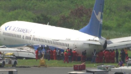 활주로 이탈해 풀밭에 멈춰선 中 항공기 / YTN