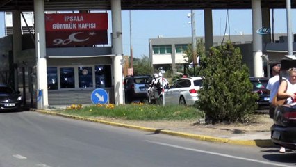 Bayram tatilini yurt dışında geçirmeyi planlayanları, gümrük kapılarında yoğun bir trafik bekliyor