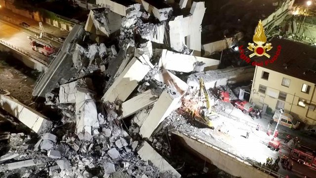 اندلاع حريق في ركام جسر جنوة أثناء البحث عن مفقودين