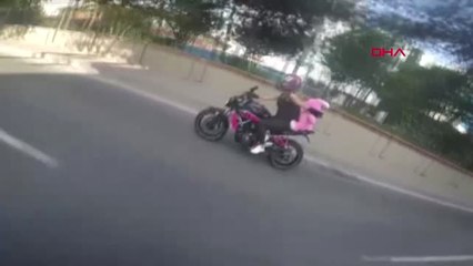 İstanbul Tünelde Pembe Ayıcıkla Tek Teker