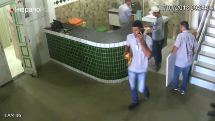 Un perro juguetón le dio un buen susto a estos trabajadores brasileños