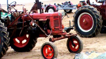 Vieux tracteurs à Saint Laurent sur mer dans le Calvados
