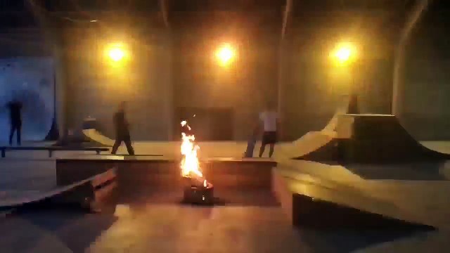 Mons: Jérémy réalise des acrobaties en chaise roulante motorisée