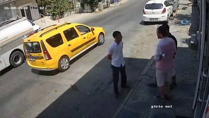 Şapka takıp tişört giyerek kılık değiştiren hırsızlar kamerada