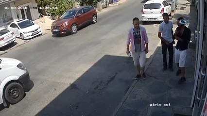 Şapka Takıp Tişört Giyerek Kılık Değiştiren Hırsızlar Kamerada