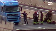 Genova, crollo ponte Morandi: la rimozione del camion simbolo del disastro