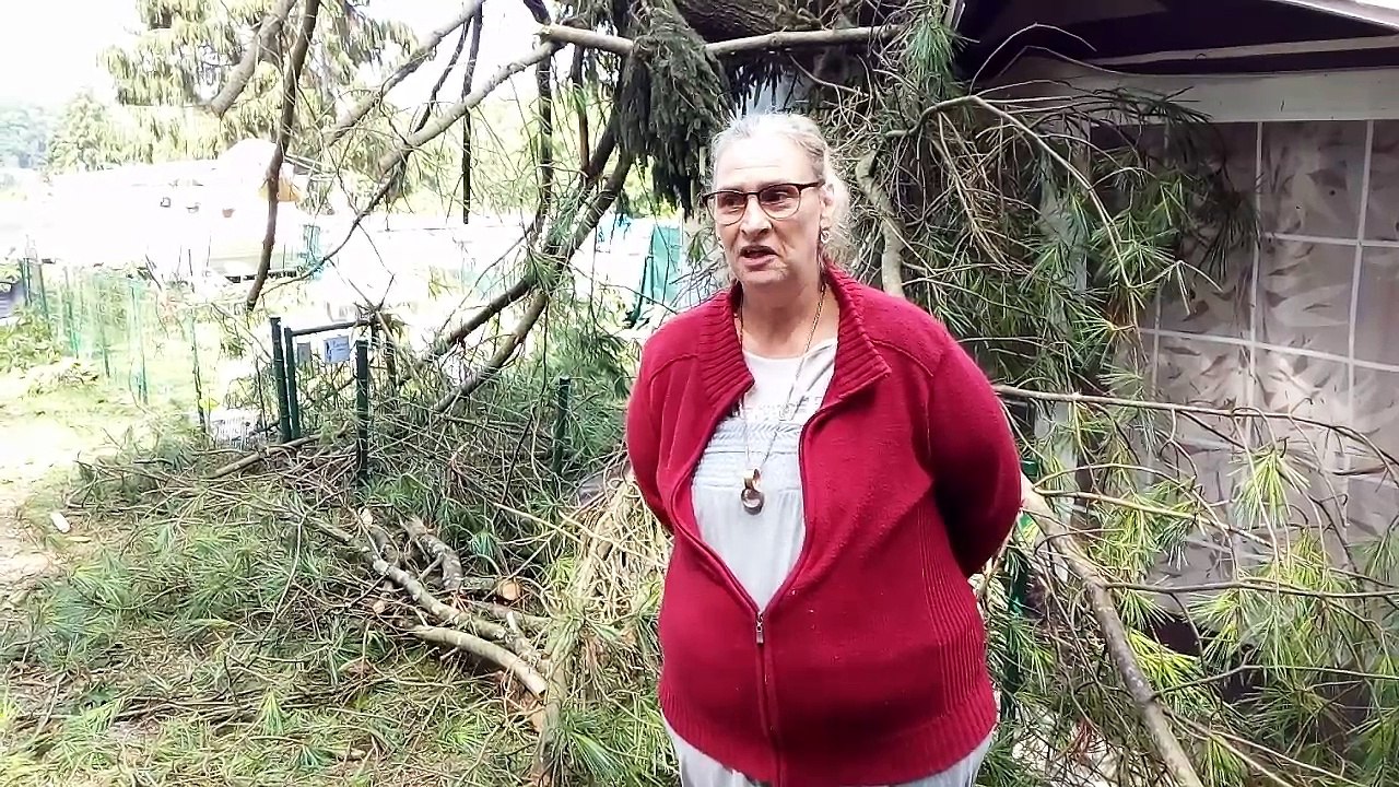 Viviane, propriétaire d'une caravane à Hamoir, explique la situation dans laquelle elle se trouve après la tornade