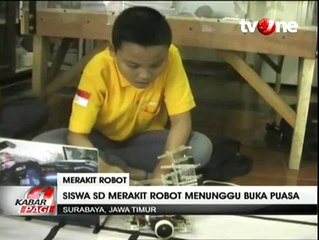 Para Siswa SD Ini Ngabuburit dengan Merakit Robot