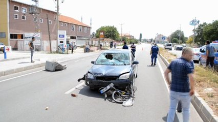 Uşak’ta otomobil bisiklete çarptı: 3 yaralı