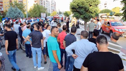 Kaldırımda yürüyen anne kıza otomobil çarptı; anne öldü, kızı ağır yaralı